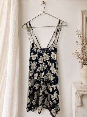 Brandy Melville Jada Dress One Size Black Ivory Floral Strappy Mini Y2K